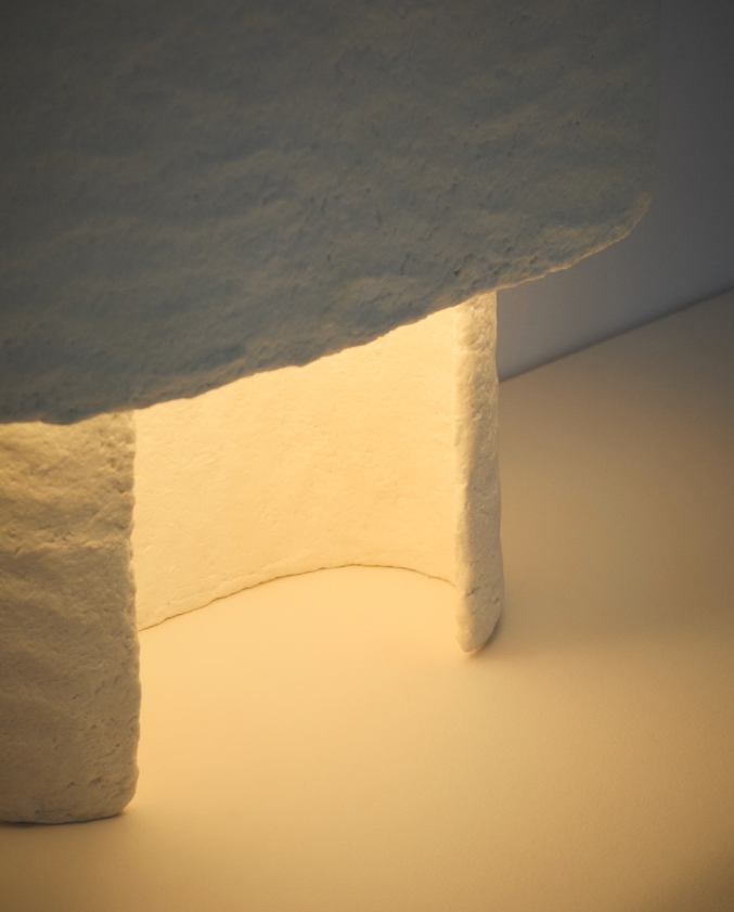 BEDALA Bijela stolna lampa od papier-mâchéa