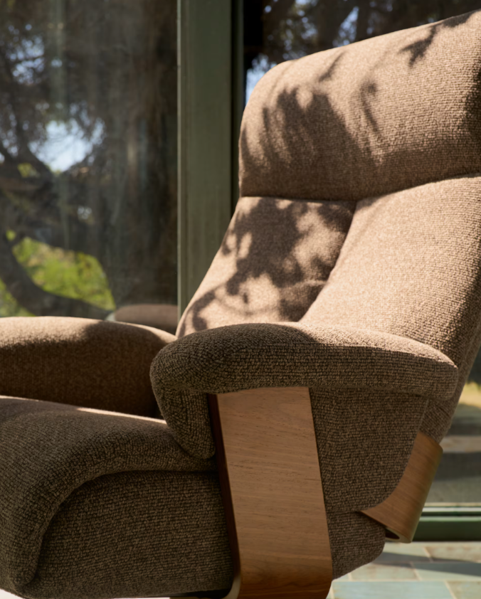 TORIEL Brown swivel armchair