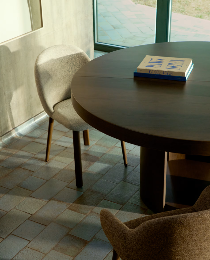 ARTIS Extendable round table in solid wood and oak veneer with a walnut finish, FSC 100%, 120 (170) x 80 cm