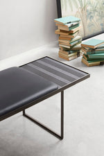 UMA klupa s pladnjem sa strane