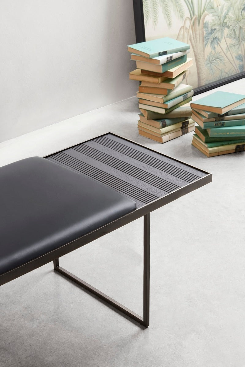 UMA klupa s pladnjem sa strane