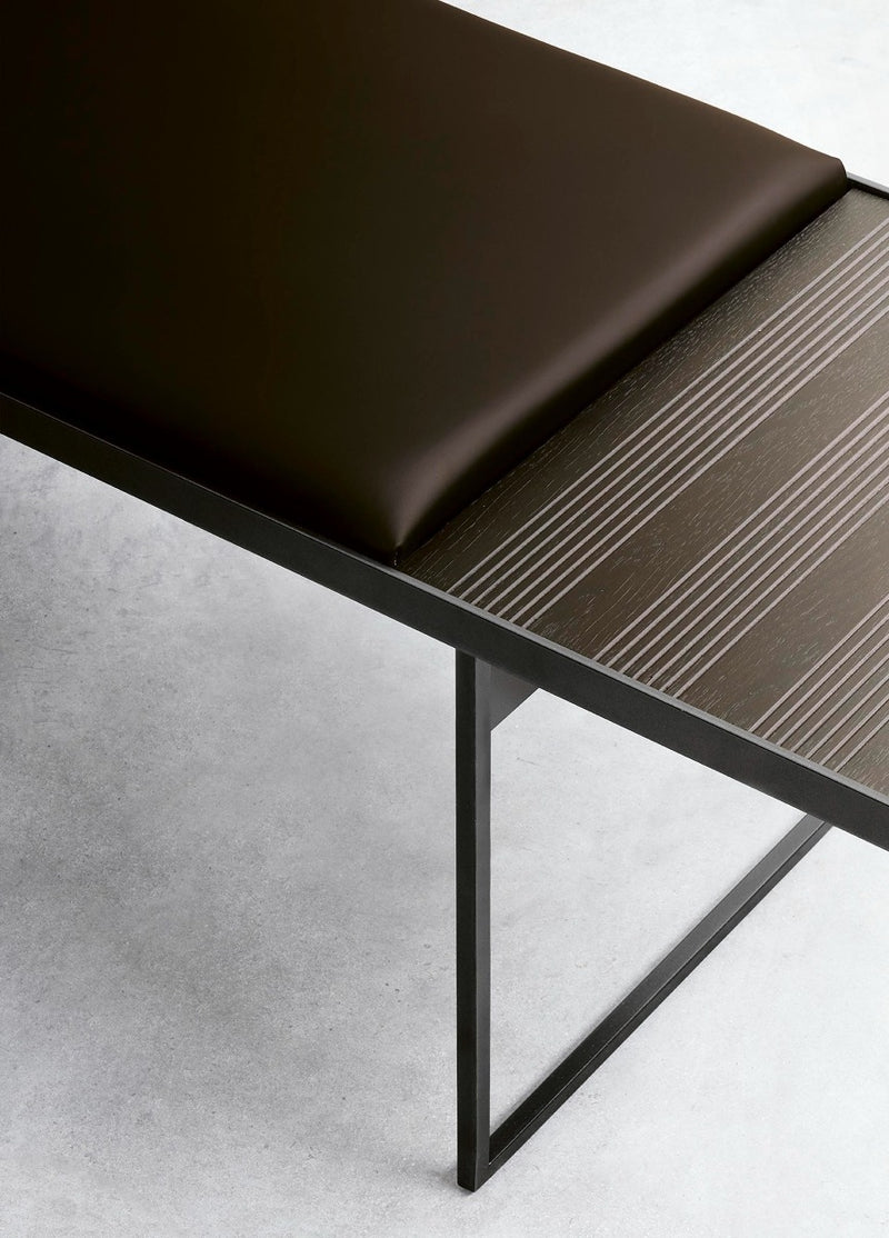 UMA klupa s pladnjem sa strane