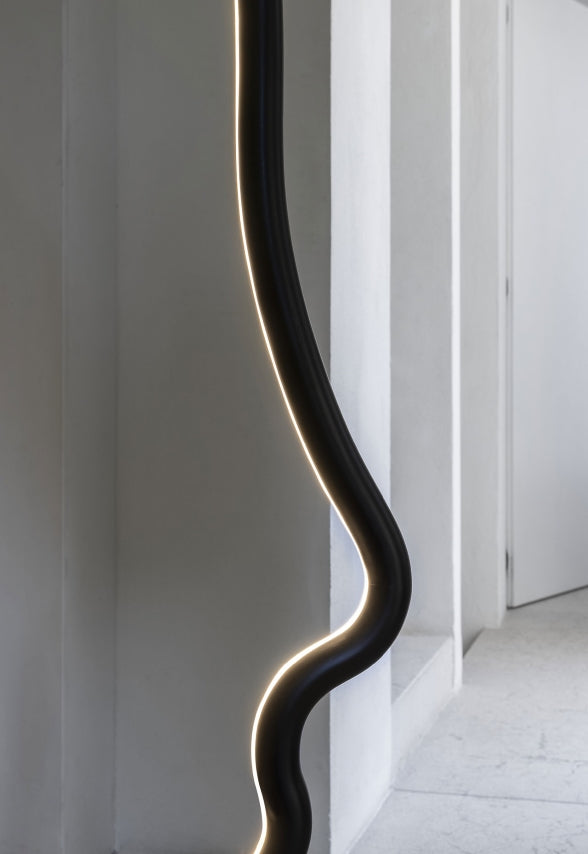 Vis a Vis Podna svjetiljka s prigušivom LED diodom i oblikovanom strukturom od drva