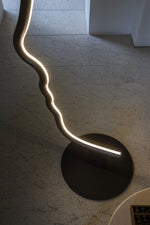 Vis a Vis Podna svjetiljka s prigušivom LED diodom i oblikovanom strukturom od drva