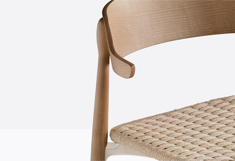 NEMEA Stolica od slame