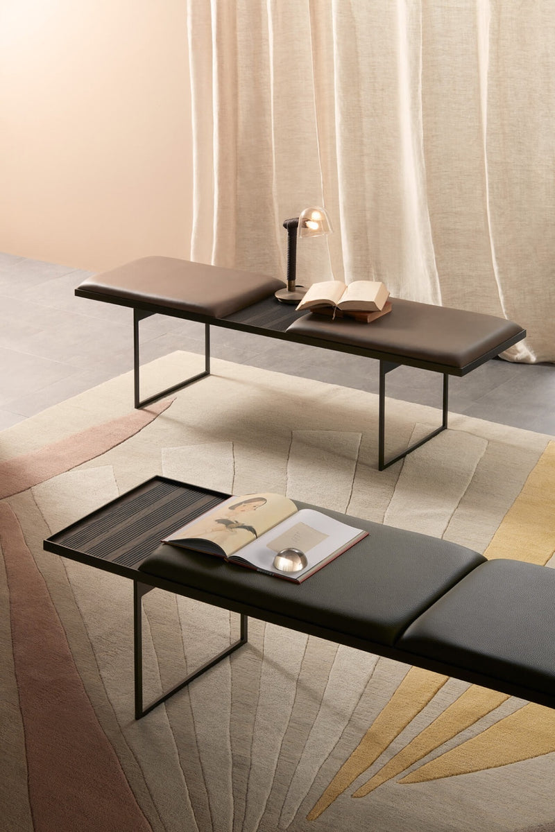 UMA klupa s pladnjem sa strane