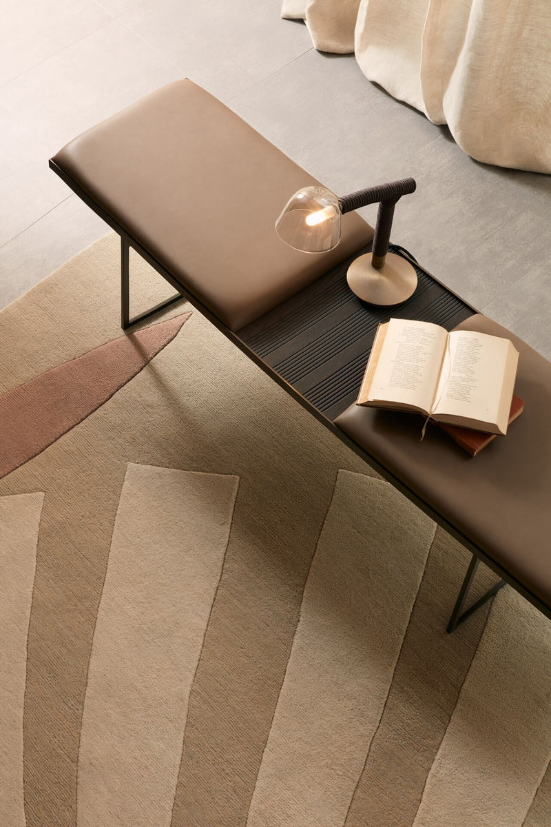 UMA klupa s pladnjem sa strane